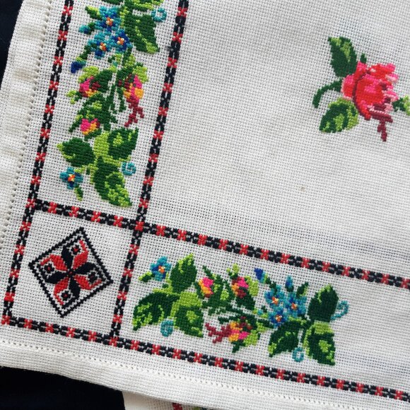 VTG Hand Embroidery Cross Stitch Roses Borders Tablecloth Table Topper 40"X31" - Picture 7 of 15